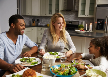 Samen aan tafel: Leer je peuter spelenderwijs tafelmanieren