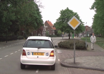 Je wilt hier rechtsaf, ben je verplicht de voetganger voor te laten gaan?