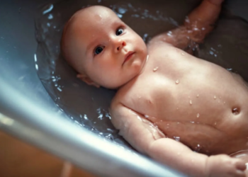 Ik was eerst geschokt door deze unieke manier van baby’s wassen, maar nu ben ik overtuigd!