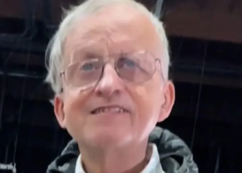 Na 42 jaar trouwe dienst krijgt John (70) een mager cadeautje van zijn werkgever…