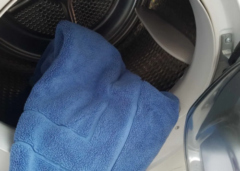 Badmat in de wasmachine? Deze 2 fouten maken je wasmachine kapot (doe dit nooit)