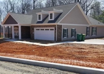 Een echtpaar rijdt langs een huis en ziet iets opvallends. (Zie jij het ook?)