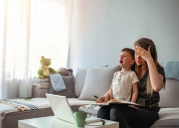 Onderzoek heeft bewezen: Opvoeden is nu echt zwaarder dan vroeger (en dít is waarom)
