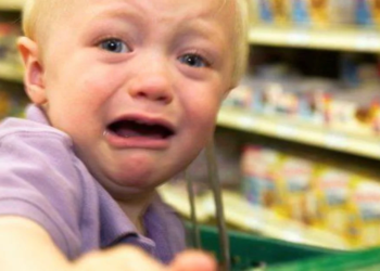 OPGELET: Veel ouders plaatsen hun kinderen verkeerd in een winkelwagen: Zó moet het