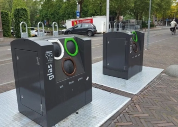 Dit is de reden waarom je nooit kapotte (wijn)glazen in de glasbak mag gooien!