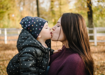 Het dilemma van elke ouder: Kussen op de mond, liefdevol of ongepast?