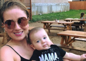 Moeder geeft openbaar borstvoeding als vreemde vraagt zich te bedekken. Haar reactie is geniaal