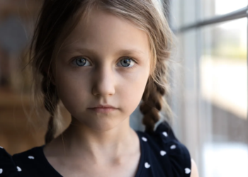 Noa (8) leeft in angst, haar ouders zijn radeloos: ‘Wat moeten we doen’