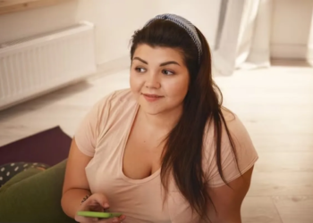 “Mijn onzekerheid over mijn gewicht zorg ervoor dat ik mijn man’s vrienden ontwijk”