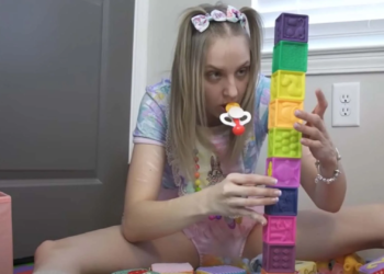 Deze jonge dame besluit om nooit meer te werkenen gaat verder door het leven als baby