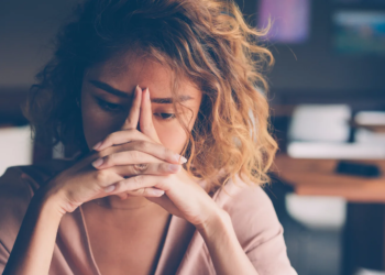 Financiële familiekwestie: Roos’ maandelijkse steun aan haar moeder zorgt voor huwelijkse spanningen