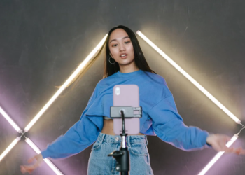 Moeder haalt dochter van school zodat zij full-time kan TikTokken