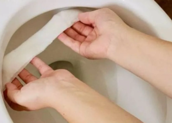 Aha! Zo kom je dus gemakkelijk van die vieze bruine aanslag onder de toiletrand af