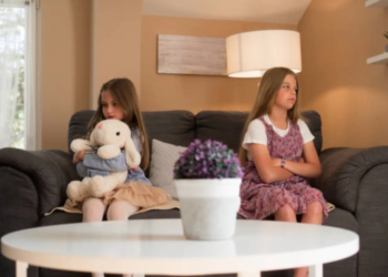 Jaloezie maakt ons gezin kapot: Oudste dochter (12) niet welkom op zusjes (8) feest