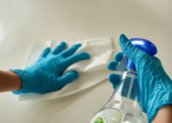 Je badkamer blinkend schoon in 15 minuten? Dat kan met deze geheime truc!