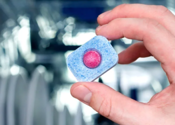 Wauw! Zo maak je de hele badkamer schoon met één vaatwastablet