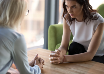 Fleur geeft haar ouders een smak geld en wilt dat ze niet meer zeuren over haar leven