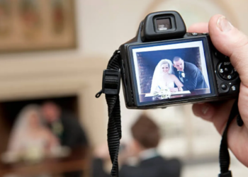 Mijn moeder vindt de bruiloftsfoto’s niet mooi genoeg en wil ze bewerken: “Ik weet niet wat ik hiermee aan moet.”