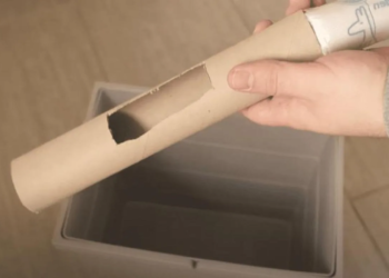 Hij knipt een gat in zijn keukenrol en doet vervolgens iets heel slims ( geniale truc)