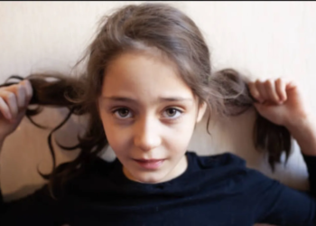 Veganist weigert de hoofdluizen bij hij haar dochtertje niet behandelen