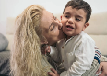 Je kind verplicht een kusje laten geven: Dit is waarom je het niet moet doen!