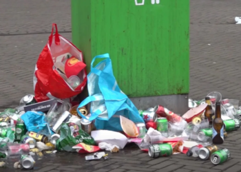 Blikjes rapen en op vakantie. Ronald (62) en zijn dochter (23) rapen samen blikjes