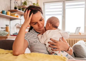 Schoonmoeder onthult per ongeluk haar eigen affaire na het zien van haar kleinkind