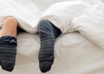Slapen met sokken aan: schadelijk voor de gezondheid? Expert geeft antwoord!