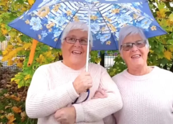 Video: Tweeling vindt elkaar weer na 66 jaar. Hoe is heeft dit toch kunnen gebeuren?