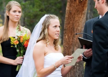 Bruid komt erachter dat haar aanstaande vreemdgaat. Ze besluit om DIT voor te lezen in plaats van haar geloften