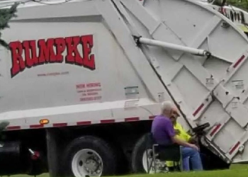 Je gelooft nooit wat er gebeurt als deze vrouw haar vader met Alzheimer filmt tijdens een ontroerend moment met de vuilnisman!