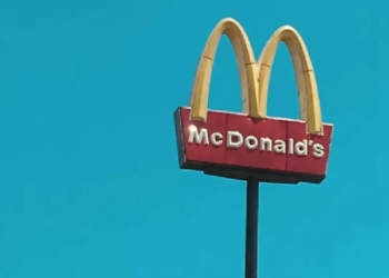 Say what? McDonald’s-medewerker spuugt ‘openlijk’ op koekjes (en is nu ontslagen)