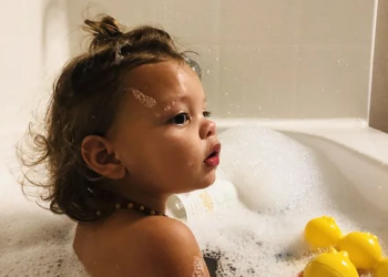 ‘Ik heb vijf kinderen en ze gaan maar een keer per week in bad. Dat is voor mij genoeg’