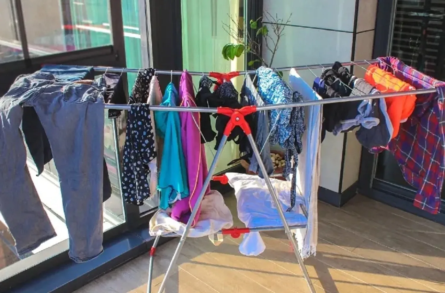 Artsen waarschuwen: Droog je was nooit aan een droogrek in huis