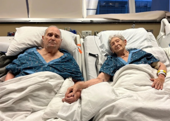 Levenslange liefde: Echtpaar is 69 jaar getrouwd en brengt laatste dagen samen door, hand in hand in ziekenhuis