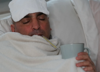 Onderzoek onthult: Mannen zeggen dat hun moeder hen beter verzorgt dan de partner als ze ziek zijn