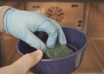 Video: Oven vies en aangekoekt? Doe dit slimme trucje en hij is weer als nieuw!