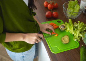 Dit is waarom je beter afscheid kunt nemen van je plastic snijplank!