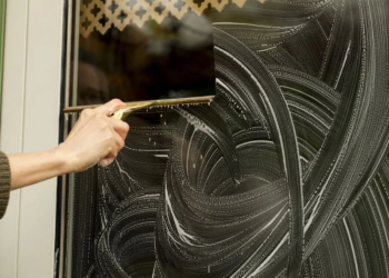 Vrouw deelt haar geheim voor kristalheldere ramen zeg gedag tegen vieze strepen
