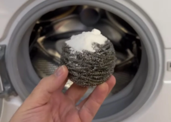 Ontdek waarom hij een RVS spons in de wasmachine doet, jij gaat dit ook doen!