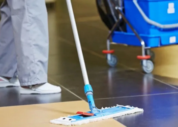 Schoonmaakster wordt ontslagen nadat ze tijdens een vergadering stiekem iets eet