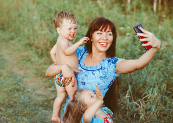 Kindertherapeut waarschuwt: Dit zijn de voor- en nadelen van je kinderen posten op sociale media.