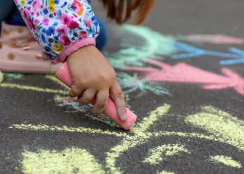 Zo belachelijk hoog is de boete als jouw kind door een boa betrapt wordt op stoepkrijten