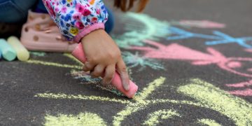 Zo belachelijk hoog is de boete als jouw kind door een boa betrapt wordt op stoepkrijten