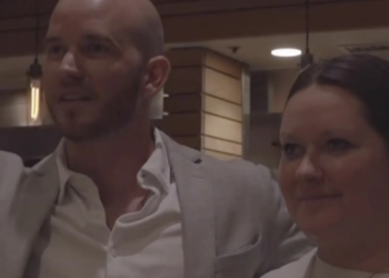 Serveerster kreeg een tip van 4020euro maar direct daarna werd ze ontslagen, omdat het dit niet wilde delen