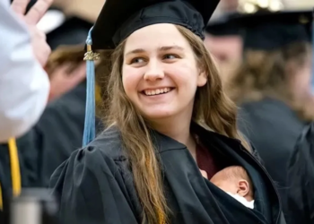 Op 24-jarige leeftijd studeert ze af met haar pasgeboren baby in haar armen