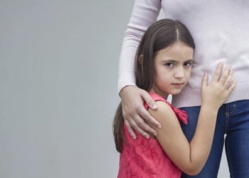 Sabrina: ‘Mijn familie is mijn 5-jarige dochter aan het pushen om zich te bekeren’