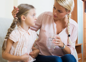 Buikpijn bij kinderen: Oorzaken, tips en wanneer je naar de huisarts moet
