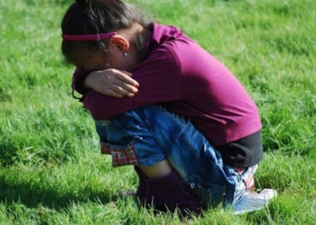 Bonusdochter mag van de vrouw niet op de familie foto: “Ze hoort er niet bij!”