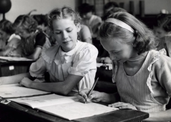 Ging het vroeger ook zo bij jullie: Rokende leraren en een tik met de liniaal!